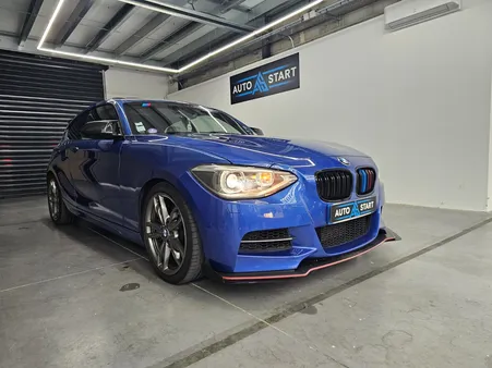 BMW SERIE 1 M135 i / Toit ouvrant / siege chauffant / Harman kardon / intérieur blanc crème / capteur av et ar / flex full éthanol