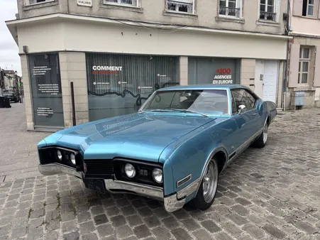 OLDSMOBILE Delta Custom HOLIDAY COUPE V8