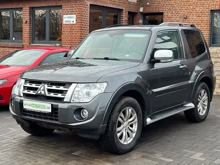 Mitsubishi Pajero 3.2 DI-D 200CH Instyle - 1ère Main - 4X4 - BVA - Toit Pano - Attelage - Régulateur - Navi - 145000KM