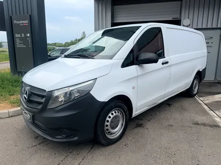 Mercedes Vito Fourgon 114 CDi 2.2d 136ch Long Pro BVM6 - 2ème main 🤚 - Entretien Mercedes ✅- 3 places - Caméra - Attelage - Habillage bois - Ecran - Clim - Régulateur - Bluetooth - Feux Auto - 2 clés