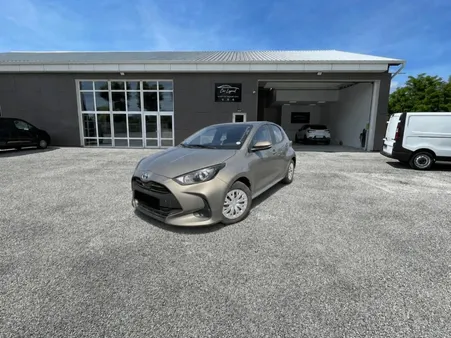 Toyota Yaris Hybrid Dynamic Business