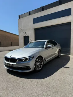 BMW Série 5 530d xDrive 265ch – Caméra 360° / Attelage électrique / Suivi complet BMW / Garantie 6 mois