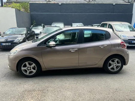 Peugeot 208 1.2 essence 82cv - 2014 - 157000kms