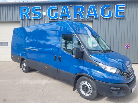 IVECO DAILY 35S18 3.0 BVM6 V16 FOURGON PACK BUSINESS 03 PLACES avec MOTEUR 3 LITRES + HABILLAGE BOIS + CROCHET D’ATTELAGE + HOUSSES DE SIEGES + PORTES ARRIERE 270 DEGRÉS ( Prix de Vente 23 990 HT )