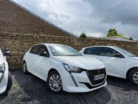 Lot 4 peugeot 208 1.5 hdi 100 équipée auto école