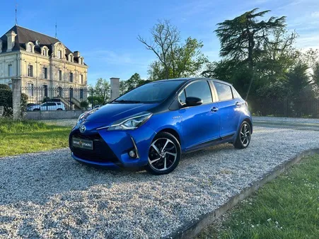 TOYOTA YARIS III (3) HYBRIDE 100H COLLECTION / GR (toit panoramique)