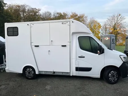 Camion chevaux stalle base master 2021 + caisse neuve