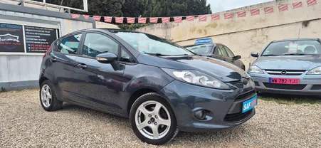 Ford fiesta 1.4 , 82 ch din .5 ch fiscaux . 2 eme main gps+carplay+camera de recule + Bluthooth + reviser et garantie 12 mois nationale