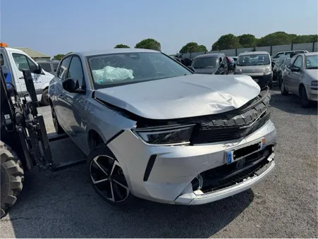 Opel astra L accidenté
