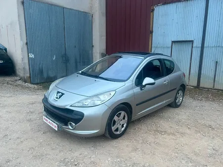 Peugeot 207 1.4i 90cv • 184000 kms • toit ouvrant carplay