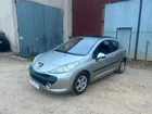 Peugeot 207 1.4i 90cv • 184000 kms • toit ouvrant carplay
