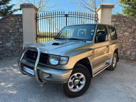 Mitsubishi Pajero 2.8 td / Montero / Court /125 cv / Pack gls + / Boite Super Select / Clim / Phase 2 / 5 places / Sièges sur vérin d’origine / Aucune rouille / Garantie 24 Mois / Origine France