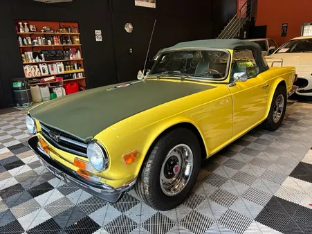 Roadster anglais Triumph TR6 2,5 6 cylindres double Carburateurs Stromberg, très belle look unique