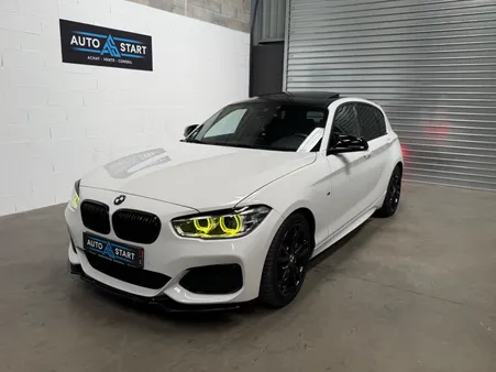 B.M.W. Série 1 Berline M140 i xDrive Sport / TOIT OUVRANT / SIEGES CHAUFFANT / RADAR AV AR / CAMERA DE RECUL / CARPLAY / CAPTEURS PLUIE ET LUMINOSITÉ / REGULATEUR LIMITEUR DE VITESSE
