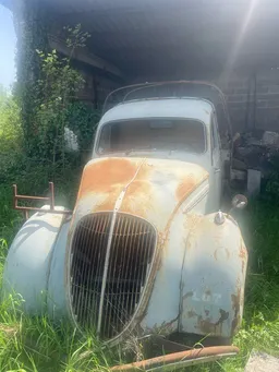 2 Peugeot 202 pick up