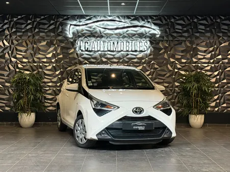 TOYOTA AYGO / X-PLAY / 1.0 VVT-i / 69 CH / APPLE CAR & ANDROID AUTO / CLIMATISATION / CAMÉRA DE RECUL /
