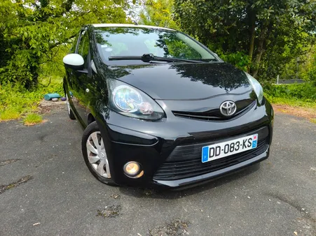 Toyota Aygo Auto – CarPlay & Caméra – Look Bicolore – Entretien Complet & Récent