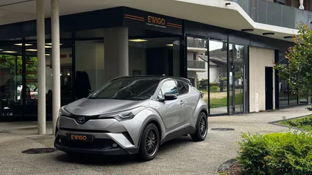 Toyota c-hr 122h graphic 2wd e-cvt / premiere main / full entretien / attelage / pneus neige