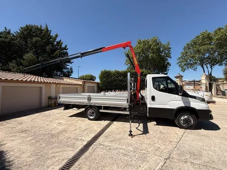 Iveco daily plateau grue Palfinger