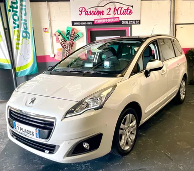 Peugeot 5008 phase 2 1.6 hdi 115ch bvm6 allure 7 places annee 2014 206.000kms 1ere main gps / camera / toit pano. /radars / bluetooth / regul. / attelage ........ Entretenu reseau
