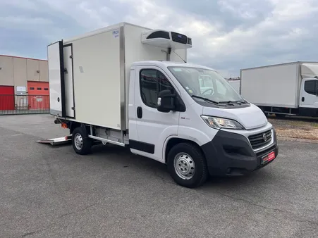 FIAT DUCATO 2.3 L 150 Ch MultiJet Boîte automatique Châssis Cabine Roues Simples EURO 6 Frigorifique Avec Hayon élévateur, Porte latérale et Clim / Frigo Route et Secteur 220 Volts