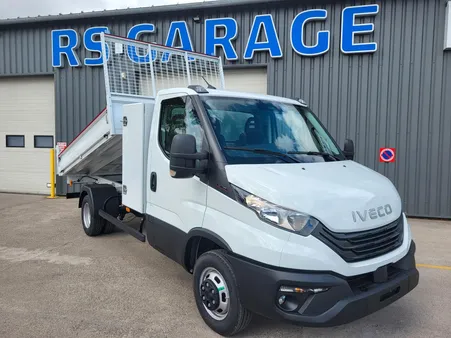 IVECO DAILY 35C18 H3.0 BVM6 PACK COMFORT + PACK CONSTRUCTION SIMPLE CABINE BENNE et COFFRE 03 PLACES comme NEUF avec CAMÉRA + MOTEUR 3 LITRES + SUSPENSION RENFORCÉE 13 LAMES ( Prix Vente 49 990 HT )