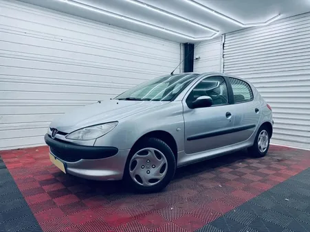 Peugeot 206 1.4 i 75 XT BVA / ATTELAGE - KIT DISTRIBUTION NEUF
