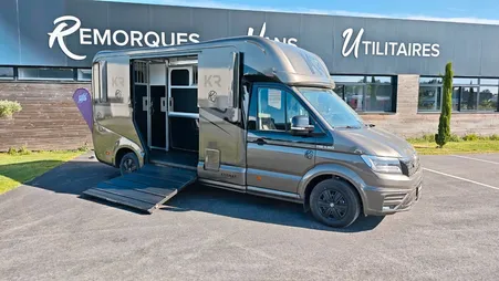 Camion chevaux 5 places assises Stalles Krismar sur châssis Man tge