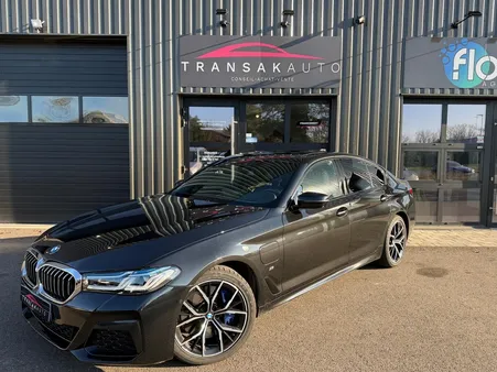 BMW SERIE 5 G30 LCI 545e xDrive 394 ch M Sport avec CARPLAY / TOIT OUVRANT / CAMÉRA 360 / LED AMBIANCE