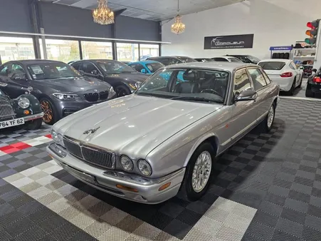 Jaguar XJ XJ8 3.2i - 32V V8